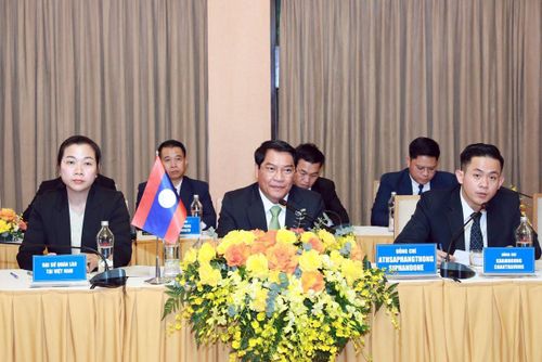 Đô trưởng Thủ đô Viêng Chăn (Lào) Athsaphangthong Siphandone phát biểu tại hội đàm.