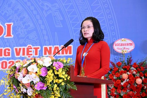 Bà Lê Thị Đức - Phó Chủ tịch Công đoàn Công Thương Việt Nam điều hành thông qua chương trình và Quy chế làm việc của Đại hội