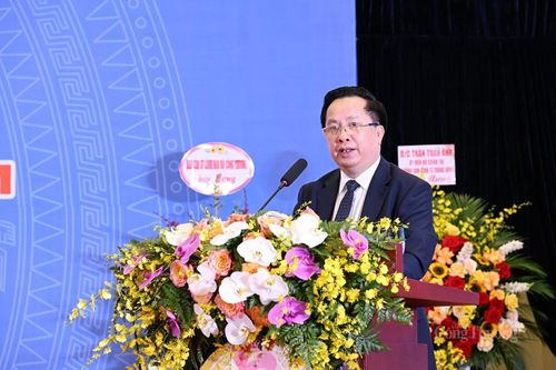 Ông Quách Văn Ngọc - Phó Chủ tịch Công đoàn Công Thương Việt Nam trình bày Báo cáo tổng hợp ý kiến tham gia văn kiện Đại hội XIII Công đoàn Việt Nam