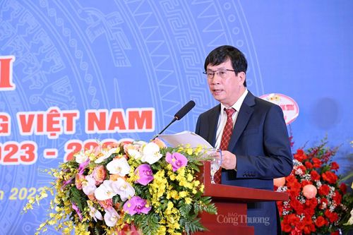 Ông Phan Văn Bản - Chủ tịch Công đoàn Công Thương Việt Nam trình bày Đề án nhân sự Ban Chấp hành Công đoàn Công Thương Việt Nam khóa IV, nhiệm kỳ 2023 - 2028