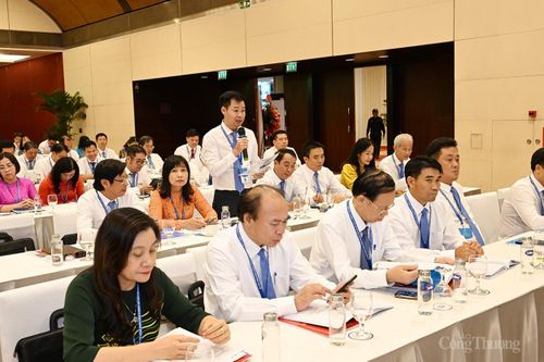 Các đại biểu thảo luận tại tổ về tiêu chuẩn, số lượng, cơ cấu nhân sự tham gia Ban Chấp hành Công đoàn Công Thương Việt Nam nhiệm kỳ 2023 - 2028