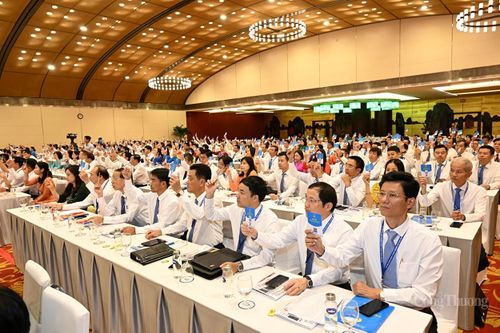 Các đại biểu biểu quyết thông qua chương trình và Quy chế làm việc của Đại hội