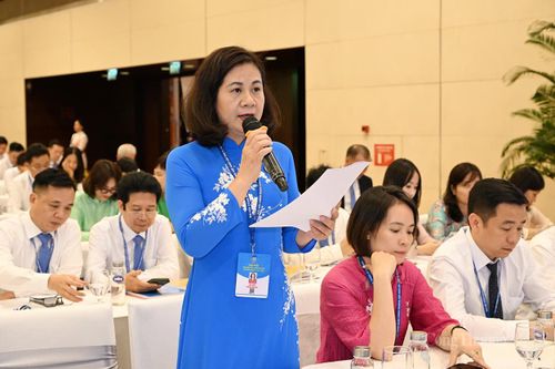 Các đại biểu thảo luận tại tổ về tiêu chuẩn, cơ cấu nhân sự giới thiệu bầu đại biểu dự Đại hội XIII Công đoàn Việt Nam