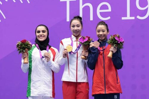 Võ sĩ Dương Thúy Vi (ngoài cùng bên phải) nhận Huy chương Đồng tại ASIAD 19.