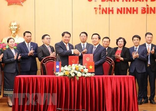 Đại diện chính quyền Thủ đô Vientiane và lãnh đạo tỉnh Ninh Bình ký kết biên bản ghi nhớ hợp tác. (Ảnh: Đức Phương/TTXVN)