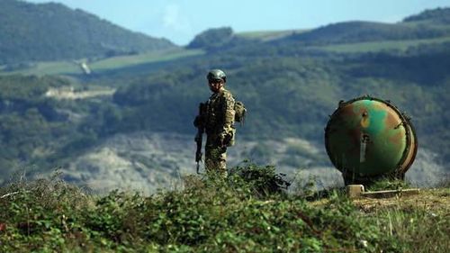 Một người lính Azerbaijan canh gác ở nơi trước đây là đồn dân quân người dân tộc Armenia ở Mukhtar, Nagorno-Karabakh, ngày 3/10/2023. Ảnh: AFP