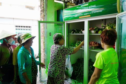 "Tủ lạnh cộng đồng” với slogan “Ai cần đến lấy, ai dư hãy góp một ít nhé!” .