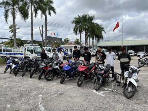 Nhóm thanh, thiếu niên đua xe và cổ vũ đua xe trái phép cùng tang vật.