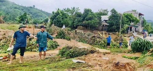 Chủ tịch Ủy ban nhân dân huyện Văn Yên Hà Đức Anh (người đội mũ cối) kiểm tra tại nơi thiên tai xảy ra.