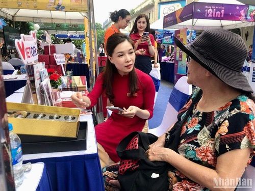 Các ngân hàng hướng dẫn người dân cách thanh toán không dùng tiền mặt.