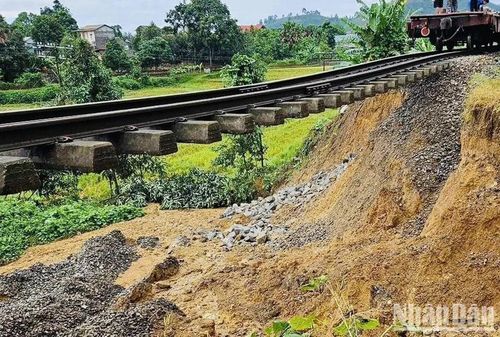 Đường sắt qua xã Yên Thái, huyện Văn Yên bị sạt, khiến các chuyến tàu phải ngừng hoạt động.