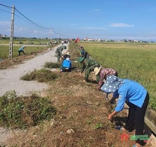 Quân dân giáo xứ Vạn Thủy chung sức xây dựng nông thôn mới. Ảnh: ĐỨC VƯỢNG