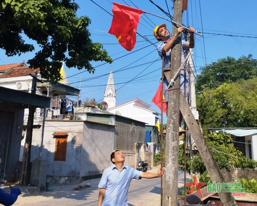 Cán bộ, nhân dân giáo xứ Phú Yên (xã An Hòa, huyện Quỳnh Lưu, tỉnh Nghệ An) treo Cờ Tổ quốc vào dịp Quốc khánh đất nước. Ảnh: LÊ QUYẾT