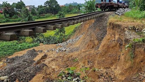 Mưa lớn làm sạt lở ta-luy âm đường sắt tại Văn Yên - Yên Bái. Ảnh: CTV.