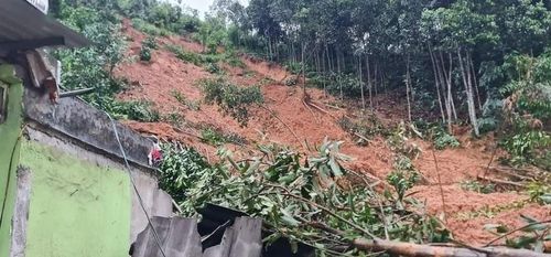 Hiện trường vụ sạt lở đất tại Văn Yên - Yên Bái khiến 2 vợ chồng bị vùi lấp dẫn đến tử vong. Ảnh: CTV.