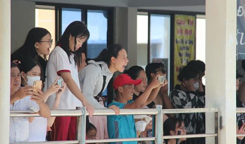 Trên các khán đài, cổ động viên luôn cổ vũ hết mình để khích lệ tinh thần của các vận động viên