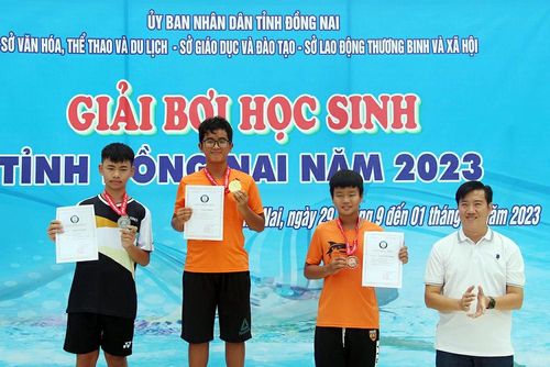 Thành quả sau những đường đua. Trong ảnh: Phó giám đốc Sở VH-TTDL Bùi Thanh Nam trao huy chương cho các vận động viên đạt thứ hạng cao ở các nội dung thuộc lứa tuổi khối trường THPT