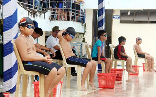 Các vận động viên cấp tiểu học tham gia thi đấu 2 cự ly 25m và 50m bơi tự do