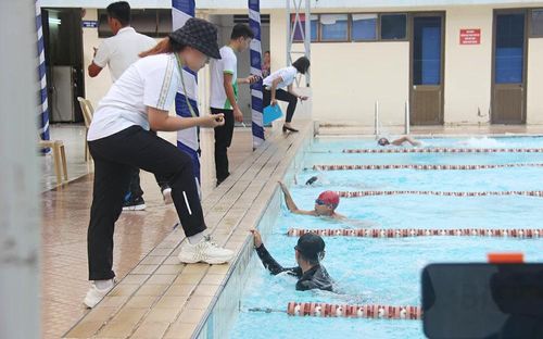 Trọng tài canh giờ, tính điểm mỗi khi kết thúc các đường đua