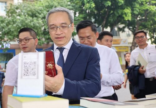 Các đại biểu trải nghiệm giao dịch thanh toán không dùng tiền mặt tại Phố sách Hà Nội tại tuyến phố đi bộ quận Hoàn Kiếm.