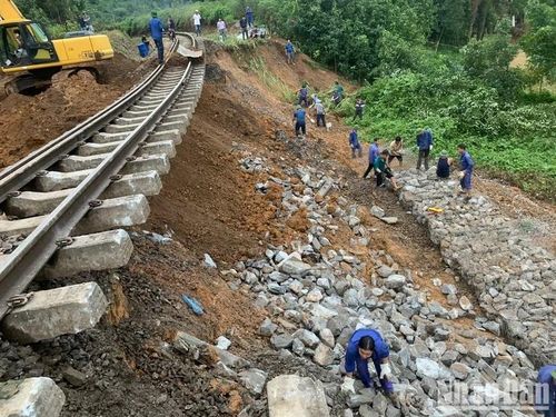 Công nhân Công ty cổ phần Đường sắt Yên Lào xếp rọ đá khắc phục hậu quả thiên tai để bảo đảm thông tuyến vào chiều 8/10.