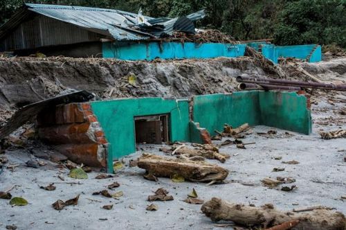 Địa hình hiểm trở gây khó khăn cho công tác cứu hộ. Ảnh: Reuters