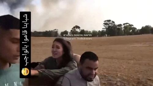 Ảnh chụp màn hình một video trên mạng xã hội ngày 7/10 cho thấy cô gái Israel Noa Argamani bị các tay súng Palestine bắt làm con tin tại địa điểm chưa xác định được. (Ảnh: Reuters)