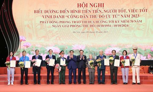 Thủ tướng Phạm Minh Chính và Bí thư Thành ủy Hà Nội Đinh Tiến Dũng vinh danh các “Công dân Thủ đô ưu tú” năm 2023.