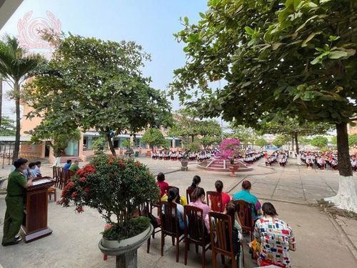 Công an tỉnh Bình Định tuyên truyền về phòng chống ma túy học đường. Ảnh: TC