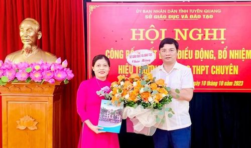 Ông Vũ Đình Hưng - Giám đốc Sở GD&ĐT (bên phải) trao quyết định và chúc mừng tân Hiệu trưởng Trường THPT Chuyên Tuyên Quang Nguyễn Thị Hằng.