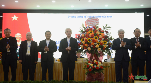  Đồng chí Đỗ Văn Chiến, Bí thư Trung ương Đảng, Chủ tịch Ủy ban Trung ương Mặt trận Tổ quốc Việt Nam tặng hoa chúc mừng đại hội.