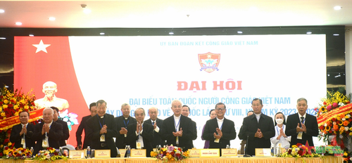  Đoàn chủ tịch làm việc tại đại hội.