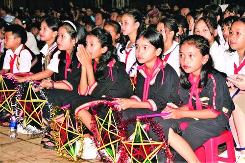 Các em nhỏ trong trang phục thổ cẩm truyền thống