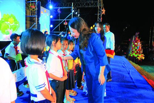 Phó Chủ tịch nước Võ Thị Ánh Xuân tặng quà Trung thu cho các em nhỏ