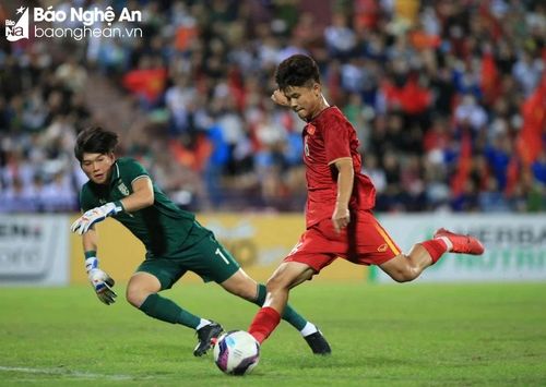 Lê Đình Long Vũ trong trận đấu gặp Thái Lan tại Vòng loại Giải U17 châu Á 2023. Ảnh tư liệu: Như Đạt.