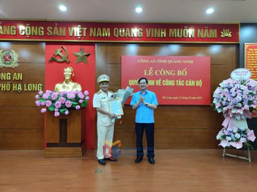  Đồng chí Vũ Quyết Tiến, Ủy viên Ban Thường vụ Tỉnh ủy, Bí thư Thành ủy Hạ Long, tặng hoa chúc mừng Thượng tá Nguyễn Duy Dũng. 