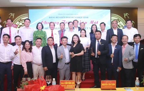 Lãnh đạo tỉnh chụp hình lưu niệm với các doanh nghiệp, doanh nhân.