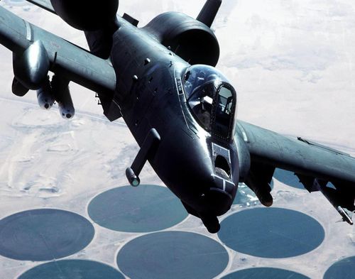 Ngoài ra điểm đáng sợ nữa của A-10 là nó không tác chiến đơn độc mà nó được "che đầu" ở tầm cao bằng các loại tiêm kích tàng hình F-22/35 cũng như những chiến đấu cơ F-15/16/18 cũ hơn.