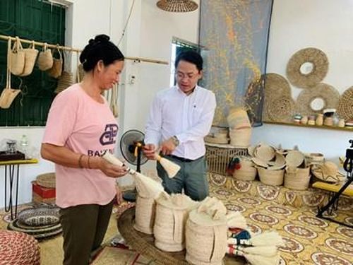 Anh Bùi Khánh Dũng giới thiệu các sản phẩm thủ công mỹ nghệ được làm từ sợi chuối.