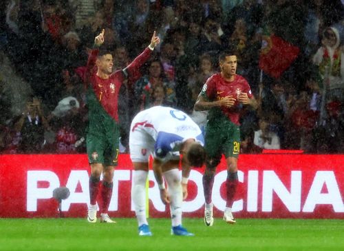 Tuy nhiên, Ronaldo lập tức tái lập thế dẫn 2 bàn cho Bồ Đào Nha