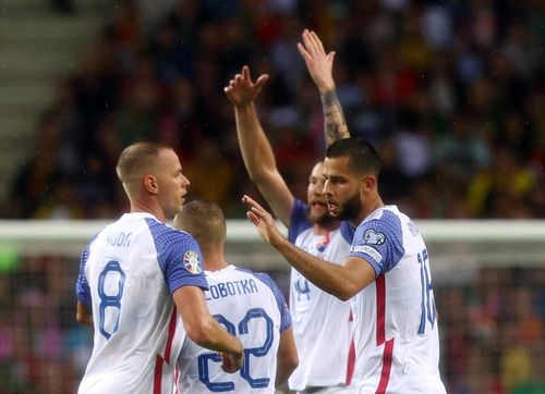 Sang hiệp hai, Slovakia tìm được bàn rút ngắn 1-2 nhờ công Hancko