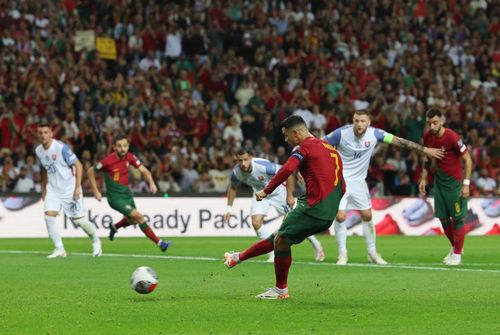 Giữa hiệp một, Bồ Đào Nha được hưởng penalty. Ronaldo bước lên thực hiện cú đá chính xác nhân đôi cách biệt