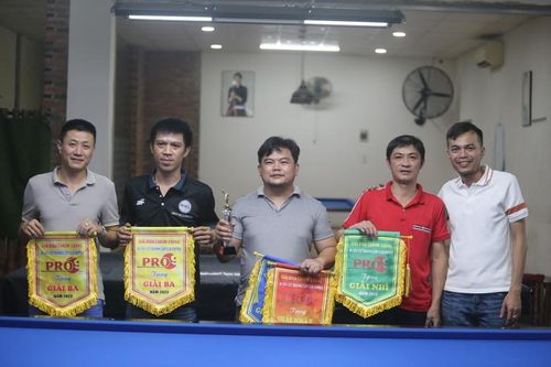 Ban tổ chức trao giải cho các cơ thủ xuất sắc nhất. Ảnh: Văn Ngọc