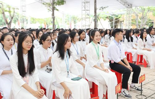 Học sinh Trường THPT Nguyễn Duy Trinh tham dự buổi lễ. Ảnh: CH