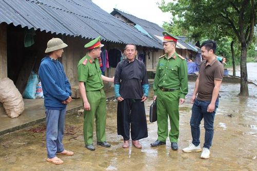 Công an cơ sở thường xuyên xuống địa bàn tuyên truyền, vận động người dân tham gia tố giác tội phạm.