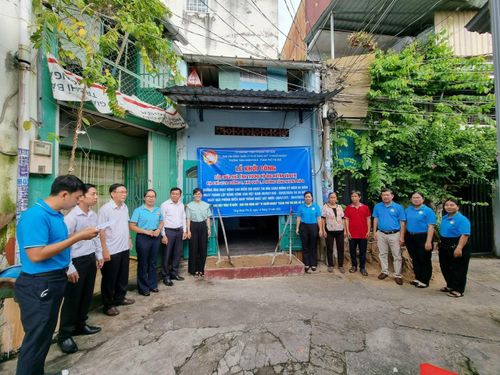 Khởi công sửa chữa nhà cho một hộ nghèo trên địa bàn.
