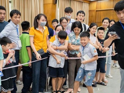 Giấy phút hứng khởi của cô trò khi biết tin chiến thắng.