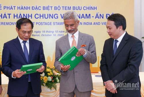 Nhân dịp này, phía Ấn Độ cũng giới thiệu album đặc biệt với mục tiêu công bố phát hành bộ tem chung Ấn Độ - Việt Nam.