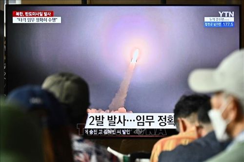 Người dân theo dõi một vụ phóng tên lửa của Triều Tiên qua truyền hình tại Seoul, Hàn Quốc ngày 31/8/2023. Ảnh: AFP/TTXVN