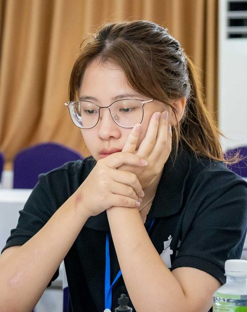Nguyễn Thị Khánh Vân đang thi đấu Giải Cờ vua trẻ toàn quốc 2023.